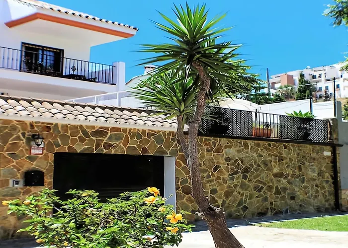 Modern Apartment Camelia By The Beach